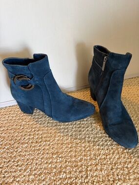 Karl Lagerfeld ankle boot 7 blue suede 37 
Chunky heel EUC silver hardware